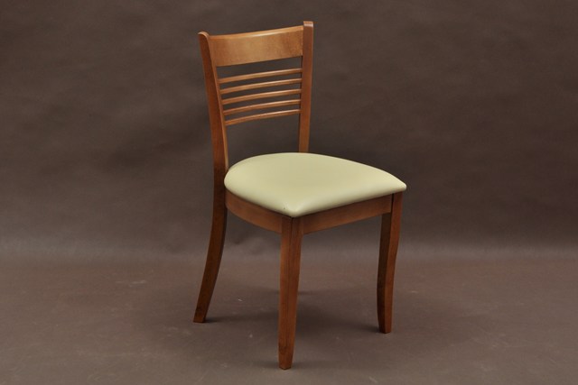 Krzesło bukowe RM1. Zródło: batdom.pl 