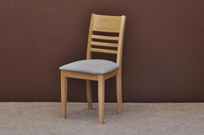 Klasyczne krzesło drewniane skandynawskie 