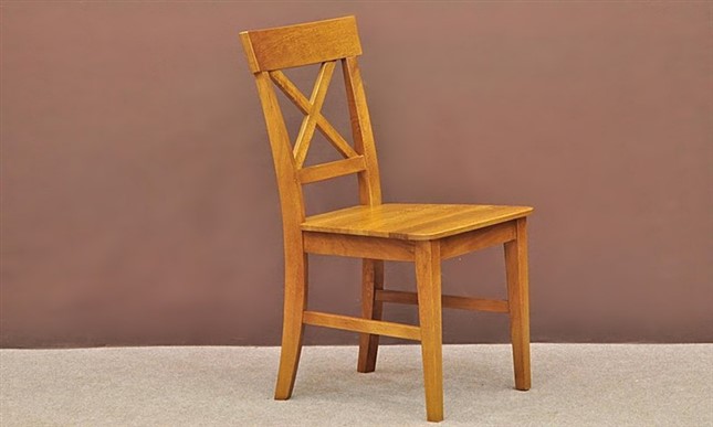 Krzesło dębowe AL1 ma klasyczny kształt.