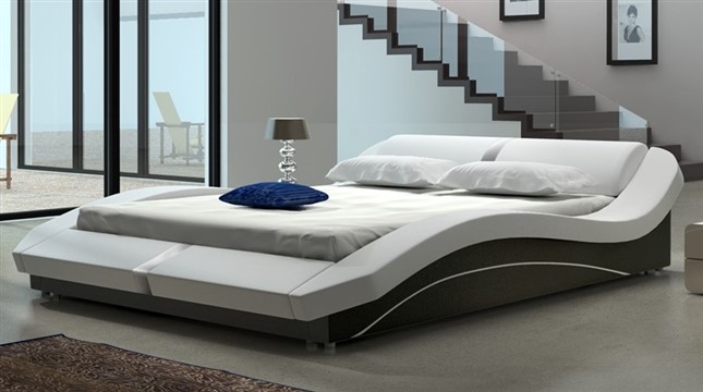 To łóżko jest bardzo nowoczesne, ale nie wygląda na zbyt wygodne. Na szczęście to tylko pozory – zastosowany materac ma klasyczną konstrukcję. / źródło: homebook
