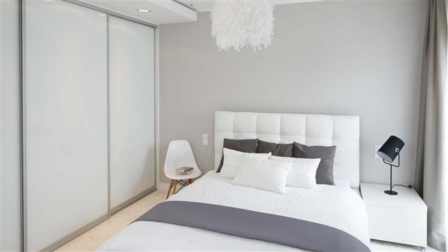 Sypialnia z białym jako kolorem dominującym to świetny pomysł. / źródło: Dobrze mieszkaj