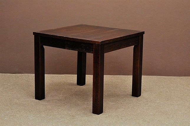 Kwadratowy stół w małym salonie