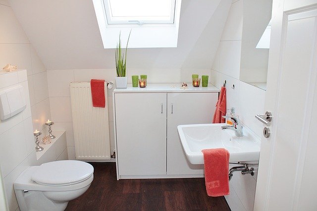 W urządzaniu łazienki ze skosami ważne jest wykorzystanie światła z okien dachowych.